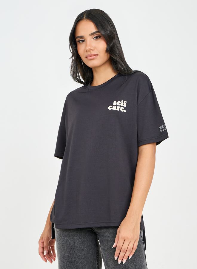 Styli Oversized Slogan Print High Low Hem T-Shirt with Drop Shoulder Sleeves - Image 1